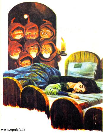 سفیدبرفی کمی غذا خورد و رفت بالاخانه و در یکی از هفت رختخواب آنجا خوابید.